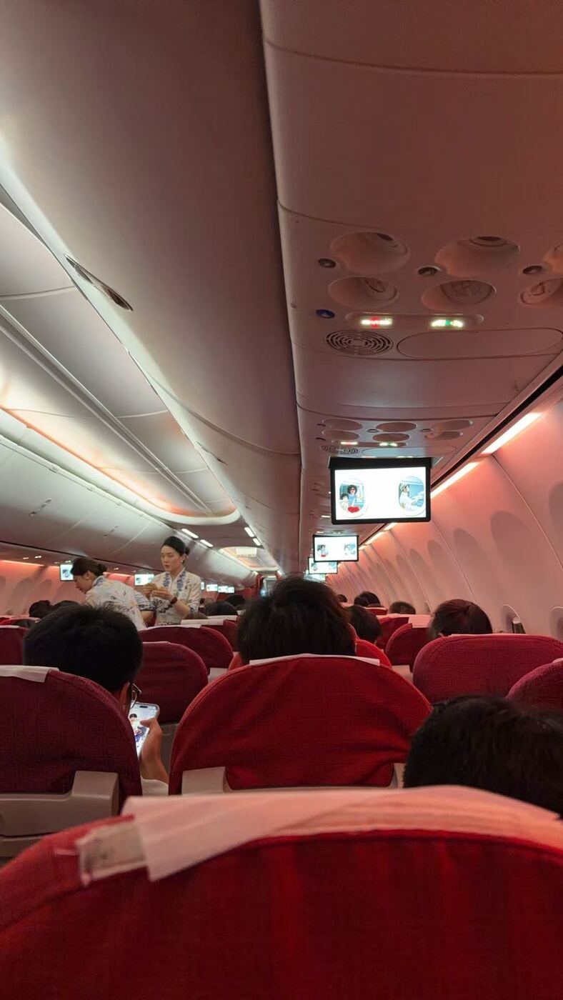 Onboard the evening flight from Beijing to Guangzhou